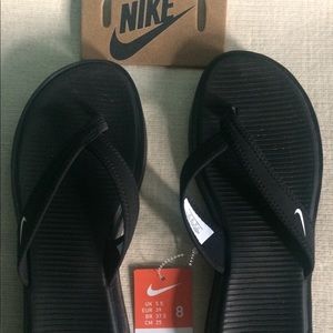 Nike size 8 black flip flops